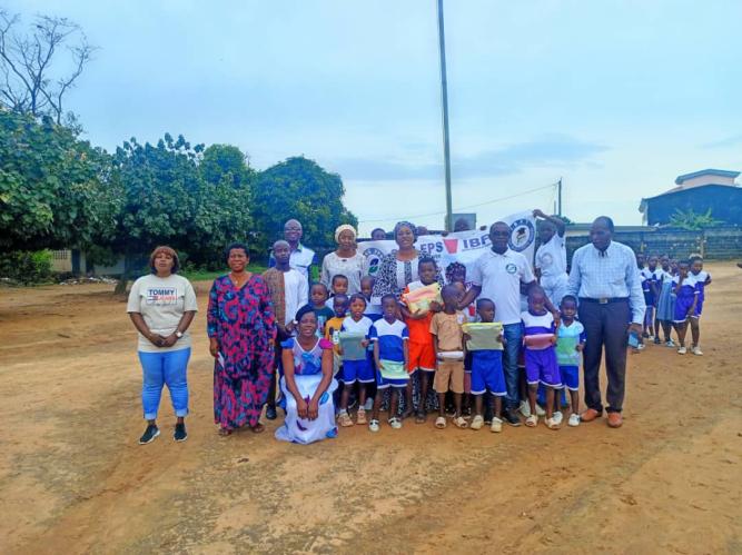 Action de soutien et de bienfaisance/ L’ONG Former pour sauver (FPS) fait don de kits scolaires à plusieurs orphelins d’une école d’Abidjan